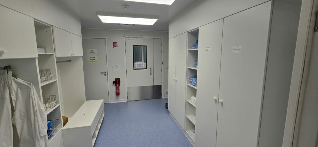 Sas vestiaire de la cleanroom de lab7 coworking