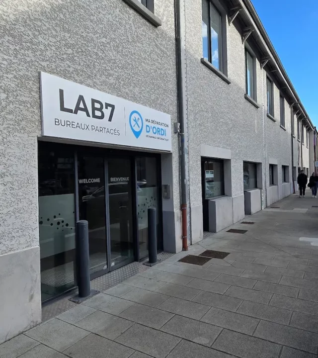 Entrée d’un espace de bureaux à louer à Grenoble dans un environnement professionnel calme proche Presqu’île et Bouchayer-Viallet
